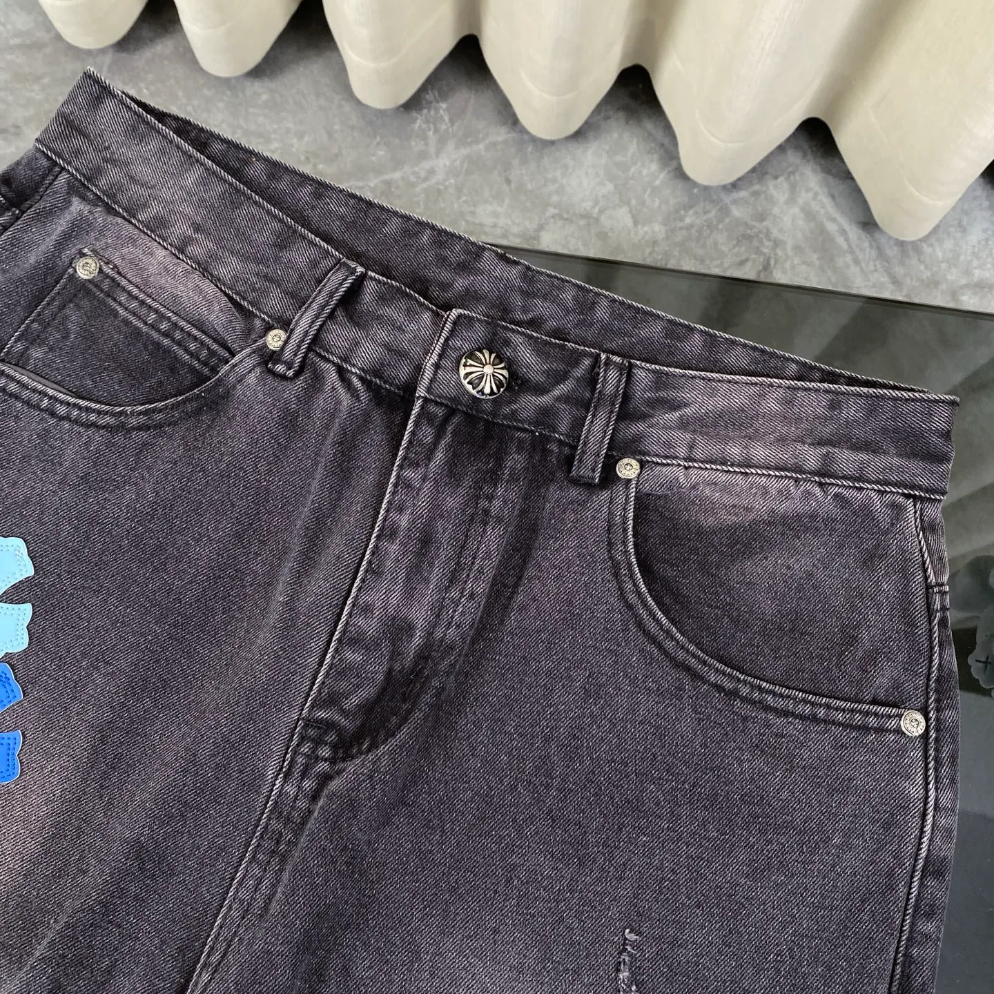 🅿️240 Chrome Heart classic multi-color laser cross patchwork leather jeans. The pants are made of top-notch heavy-duty washing technology, and every detail shows ingenuity. The calfskin is laser-cut to make a delicate cross, which is both a tactile and visual enjoyment. Paired with aged silver hardware, it is retro, high-end and full of texture. The straight-cut upper body turns into "chopstick legs" in an instant, easily modifying the shape of the legs. It can be controlled by any body shape and has a full sense of luxury.  This is a carefully crafted high-end version, the quality far exceeds that of street currency, and the details can stand the scrutiny of a magnifying glass. Although the price is close to the people, the quality is completely in line with the big brands, and it is easy to follow the trend.  Classic black, low-key and versatile. Pair it with simple T-shirts and personalized shirts to easily create a fashionable look. Whether you are going out daily or attending events, you can be the center of attention.  Color: black Size: S M L XL 28 30 32 34